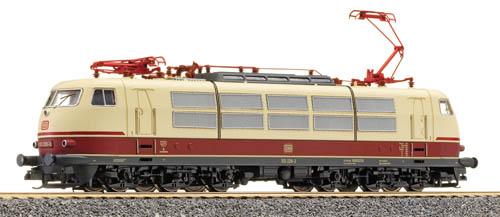 Electric locomotive BR 103 with long cabins<br /><a href='images/pictures/Tillig/02440.jpg' target='_blank'>Full size image</a>